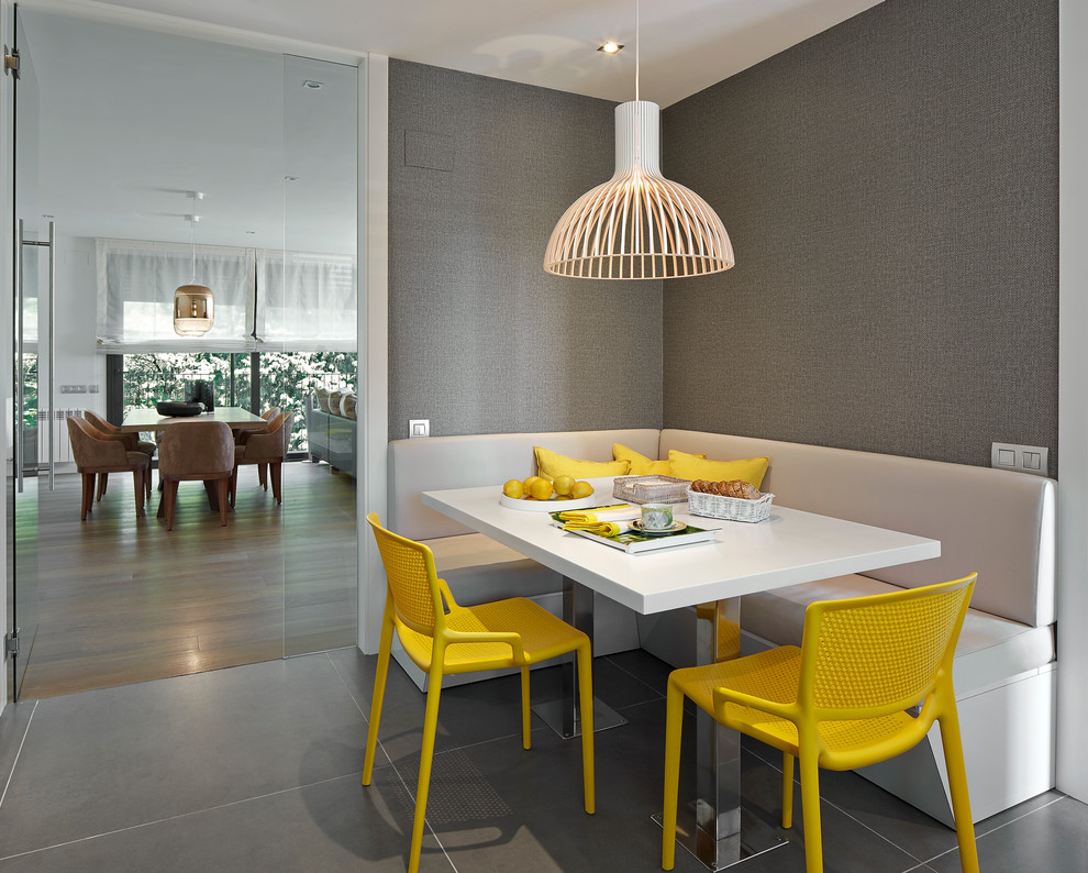 Esempio di una sala da pranzo aperta verso la cucina design di medie dimensioni con pareti grigie, pavimento grigio e pavimento con piastrelle in ceramica