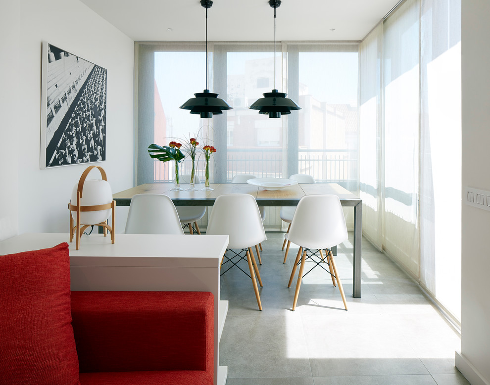На фото: гостиная-столовая среднего размера в современном стиле с белыми стенами и полом из керамической плитки без камина с