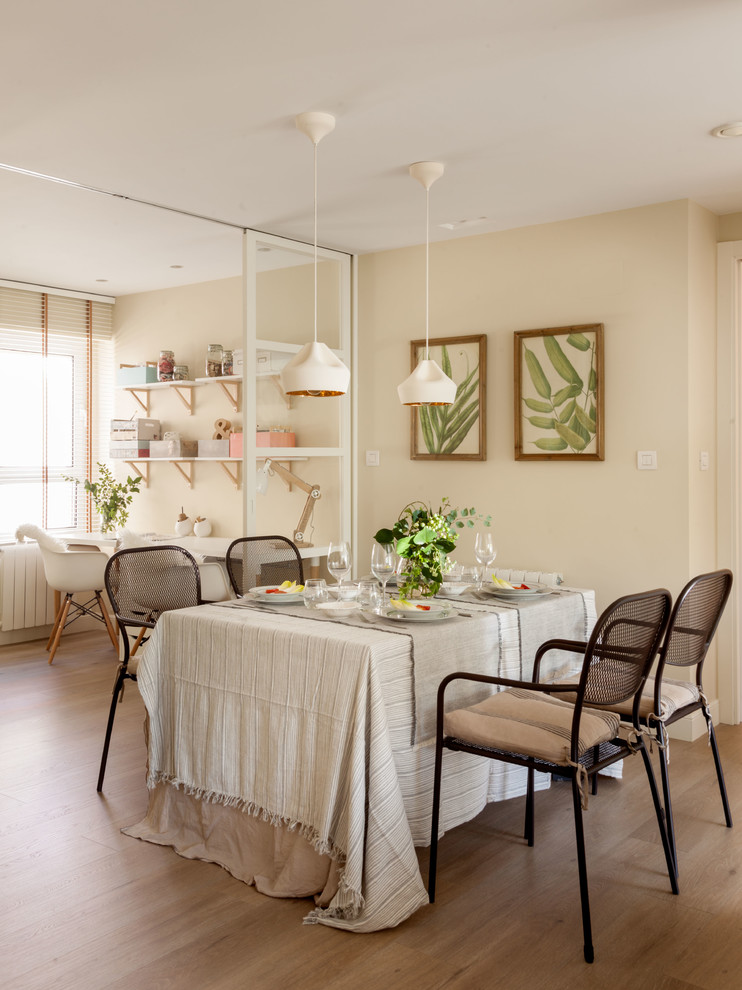 Cette image montre une salle à manger ouverte sur le salon traditionnelle de taille moyenne avec un mur beige.