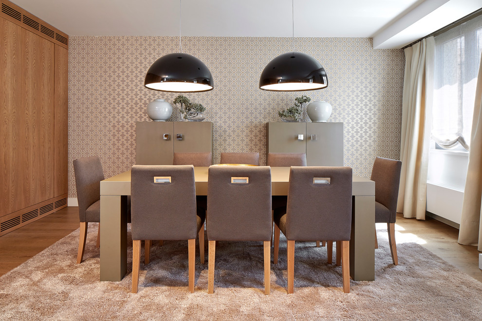 Exemple d'une salle à manger ouverte sur le salon tendance de taille moyenne avec mur métallisé, un sol en bois brun et aucune cheminée.