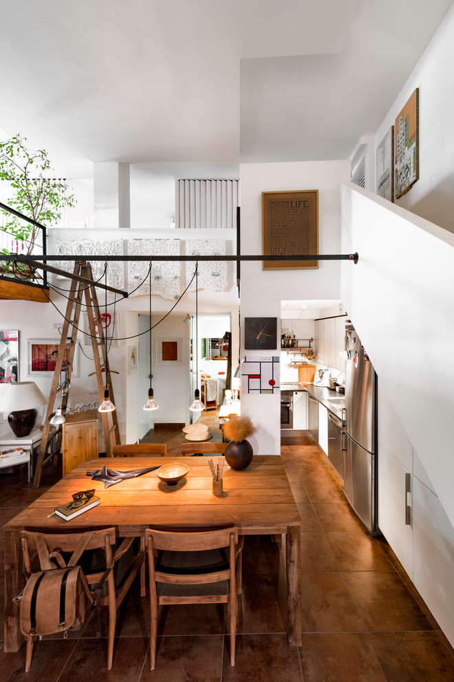 Стильный дизайн: гостиная-столовая среднего размера в стиле фьюжн с белыми стенами и полом из керамической плитки - последний тренд