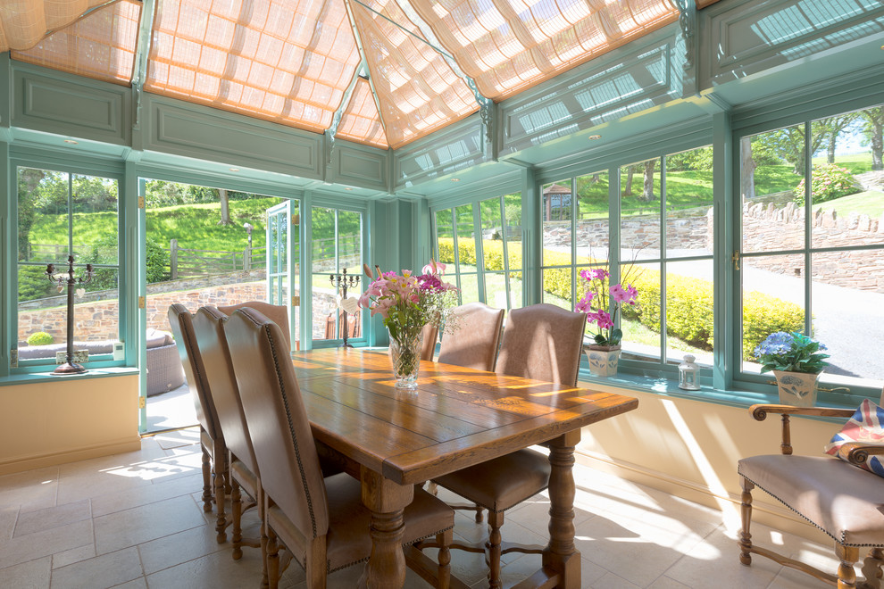 Idee per una grande veranda country con pavimento con piastrelle in ceramica e soffitto in vetro