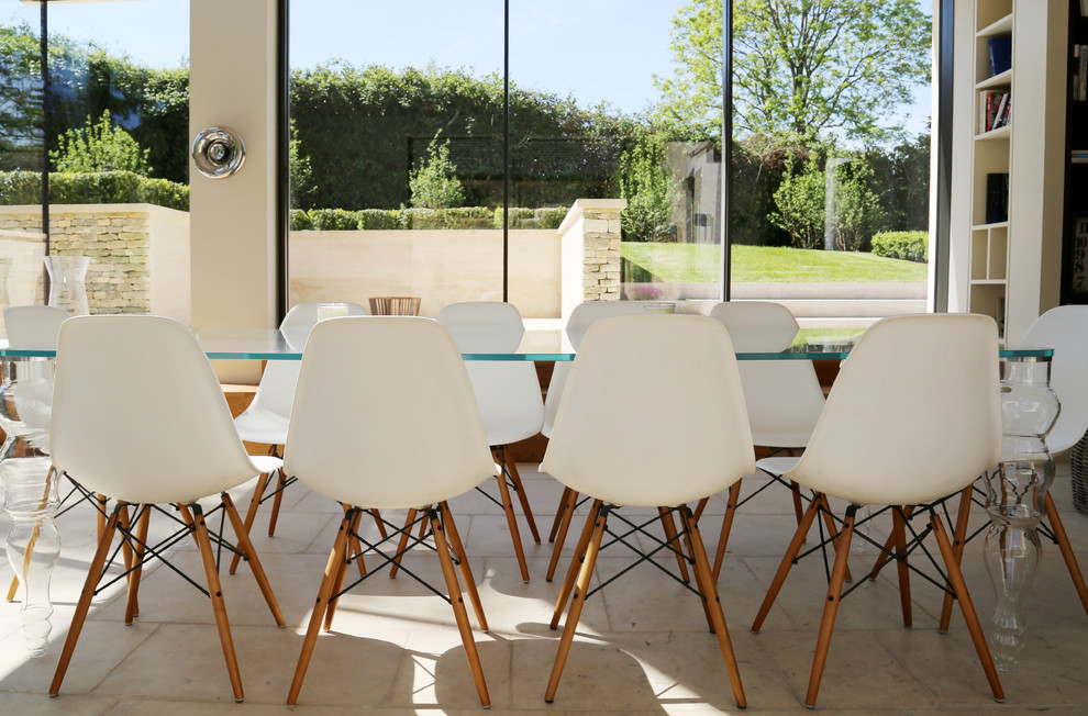Foto di una sala da pranzo design di medie dimensioni con pavimento beige