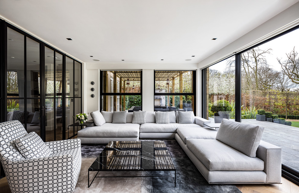 Idee per una veranda tradizionale con parquet chiaro, soffitto classico e pavimento beige