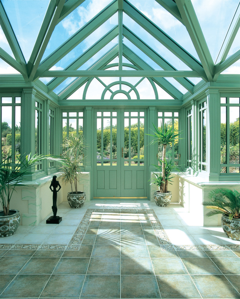Пример оригинального дизайна: терраса в классическом стиле с стеклянным потолком
