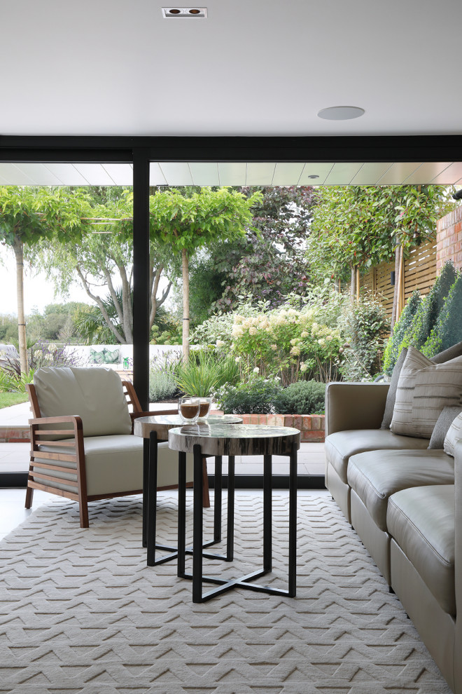 Foto di una veranda design di medie dimensioni con pavimento bianco