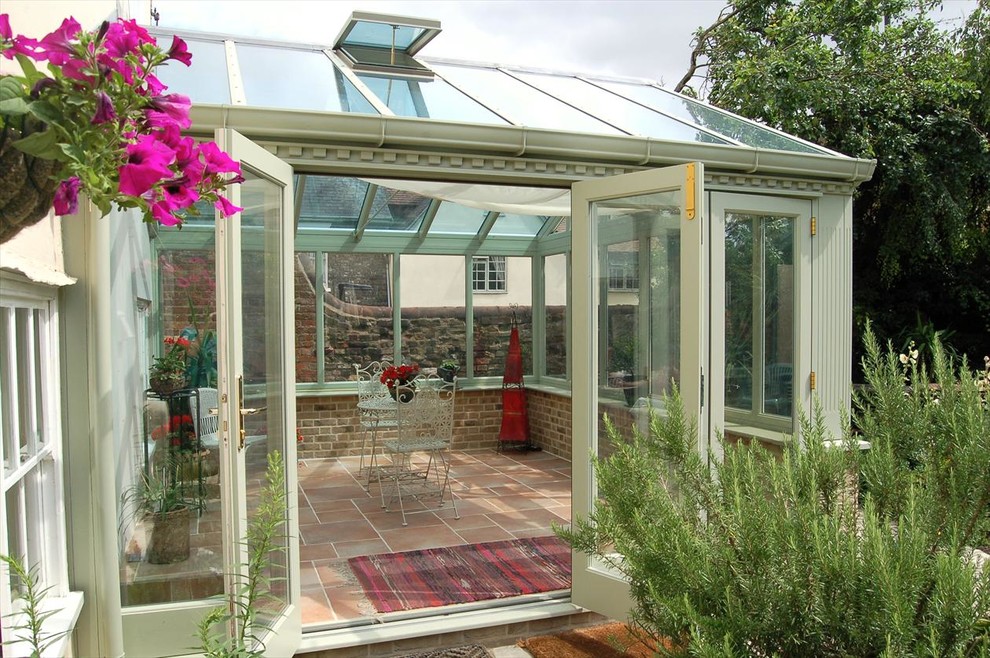 Immagine di una piccola veranda classica con pavimento in mattoni, soffitto in vetro e pavimento beige