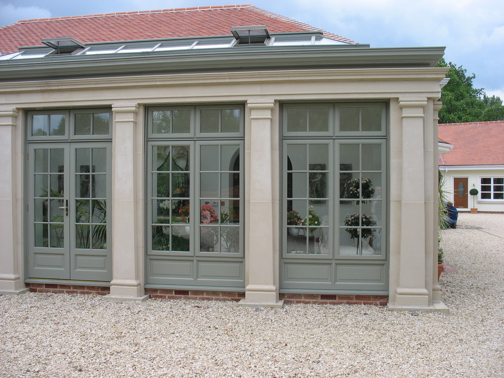Immagine di una grande veranda classica con pavimento in gres porcellanato, soffitto in vetro e pavimento beige
