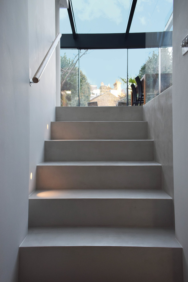 Cette image montre un escalier minimaliste de taille moyenne.