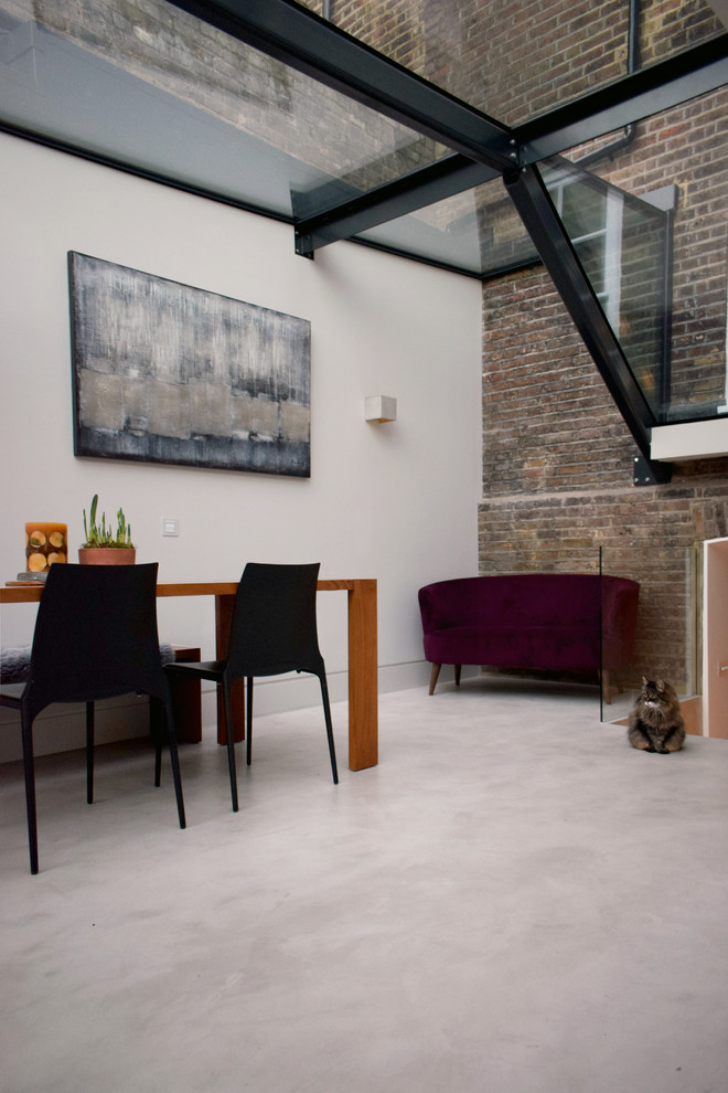 Idee per una veranda minimalista di medie dimensioni con pavimento in cemento, soffitto in vetro e pavimento grigio
