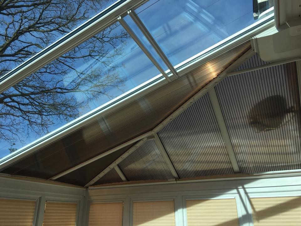 Esempio di una veranda classica di medie dimensioni con parquet chiaro e soffitto in vetro
