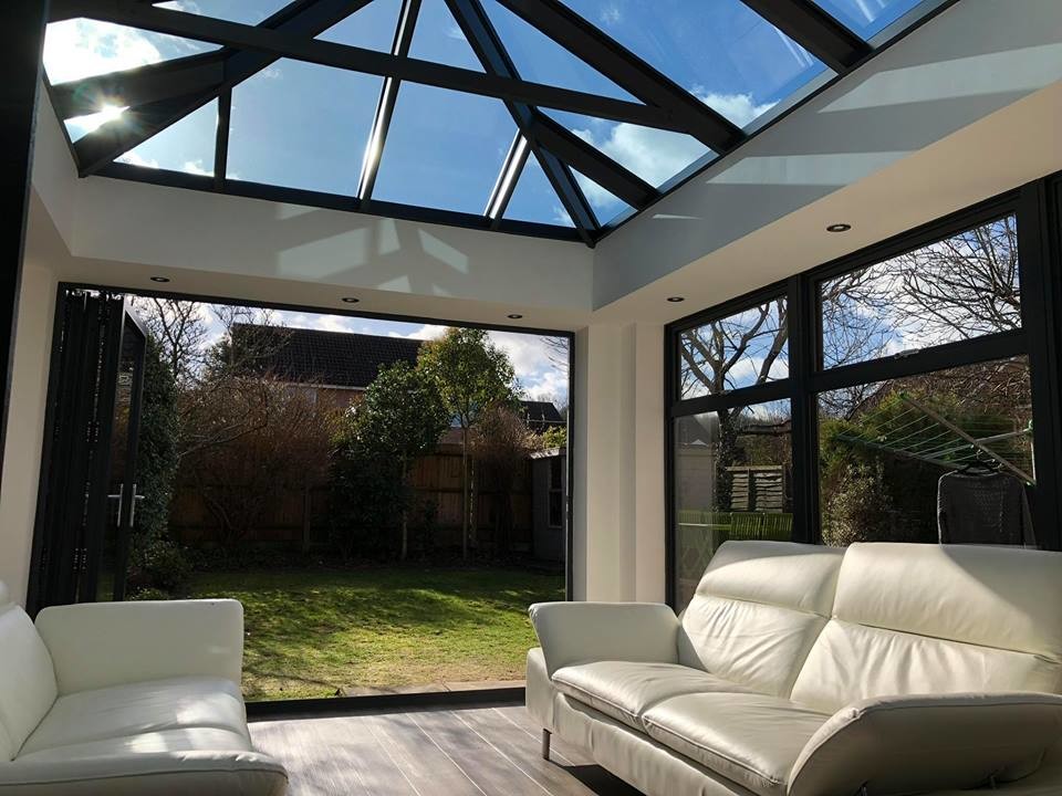 Источник вдохновения для домашнего уюта: терраса среднего размера в классическом стиле с светлым паркетным полом и стеклянным потолком