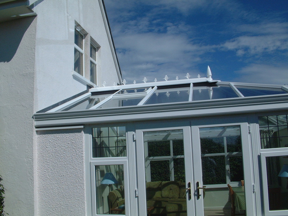 На фото: терраса среднего размера в современном стиле с потолочным окном