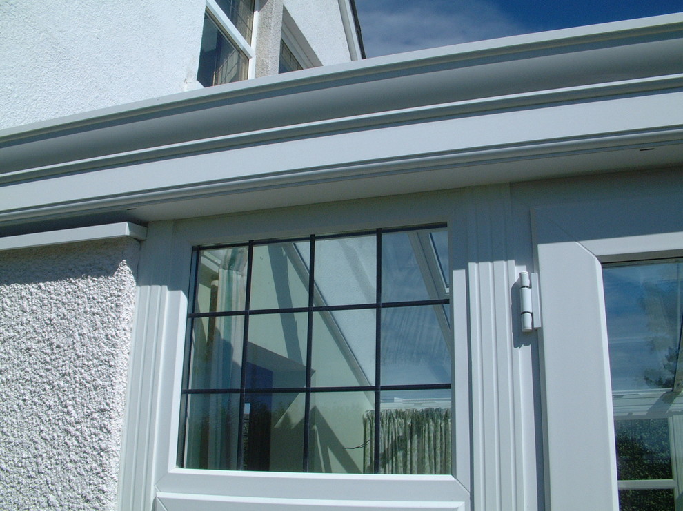 Пример оригинального дизайна: терраса среднего размера в современном стиле с потолочным окном