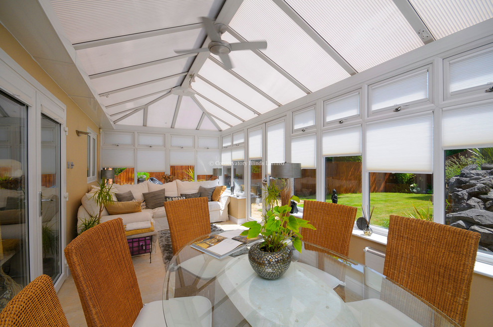Foto di una veranda design di medie dimensioni con soffitto in vetro