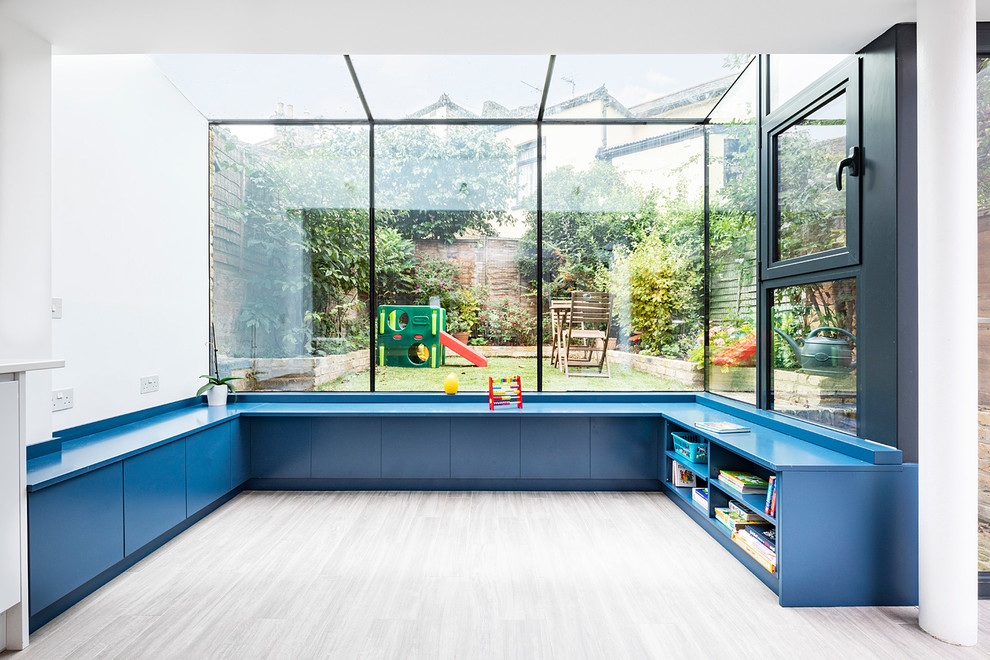 Idee per una grande veranda moderna con soffitto in vetro