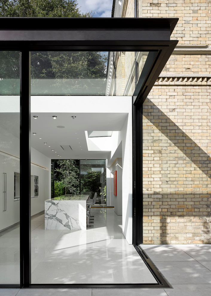 Foto di una grande veranda contemporanea con pavimento bianco