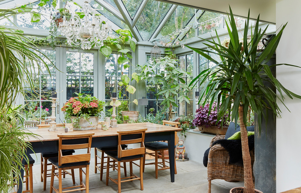 Klassischer Wintergarten mit Glasdecke und grauem Boden in London