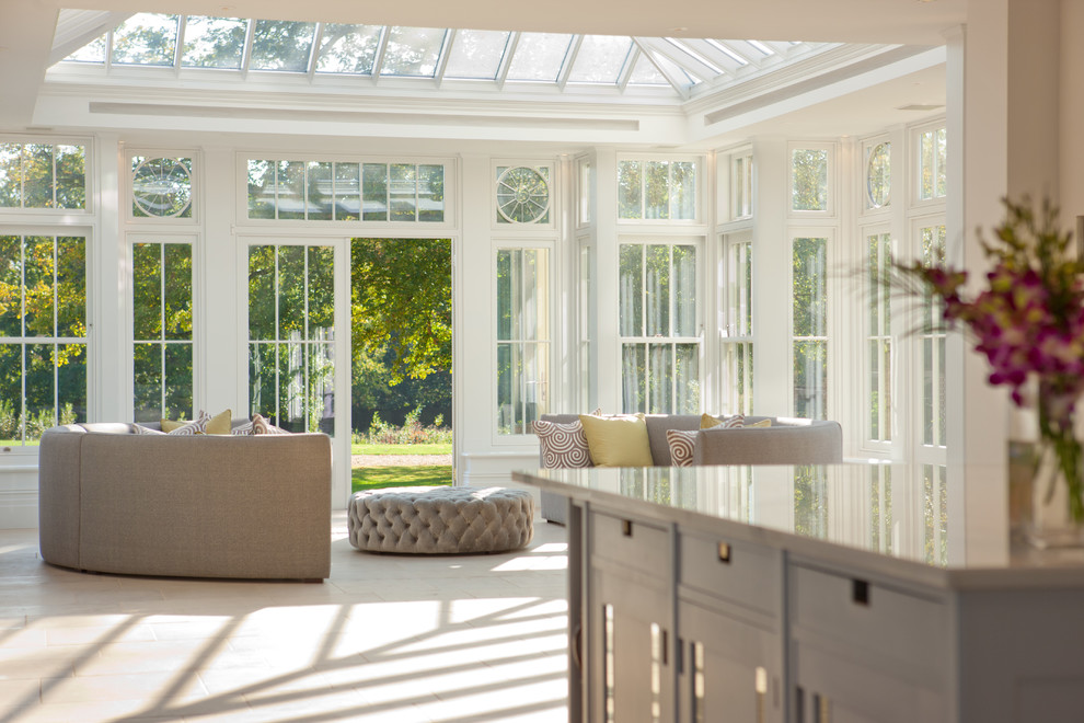 Immagine di una grande veranda minimal con soffitto in vetro