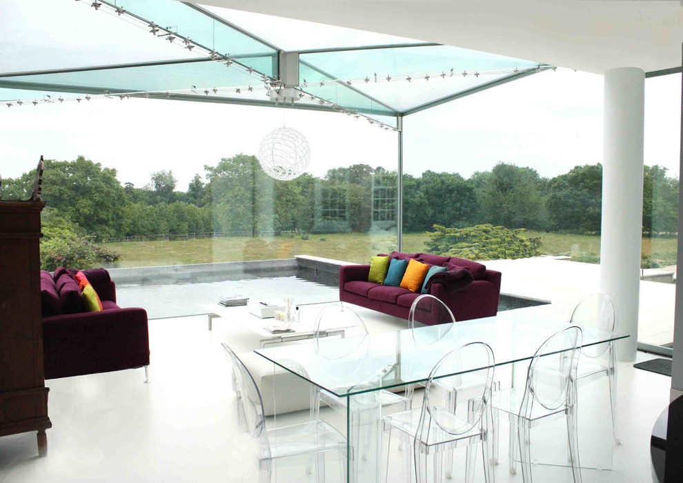 Esempio di una veranda minimal con soffitto in vetro e pavimento bianco