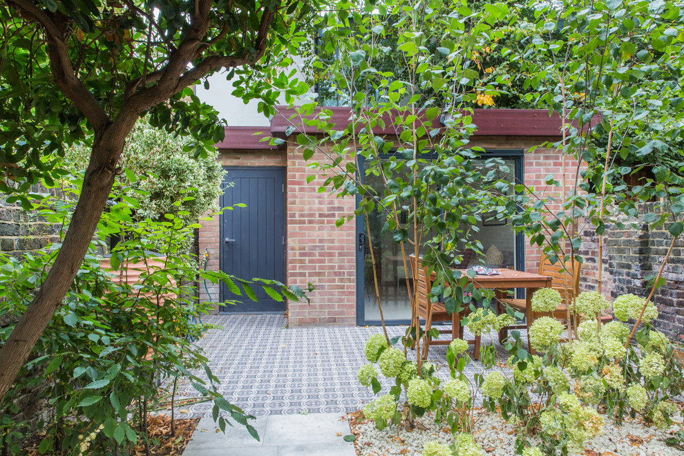 Foto di una veranda minimalista di medie dimensioni con pavimento con piastrelle in ceramica e lucernario