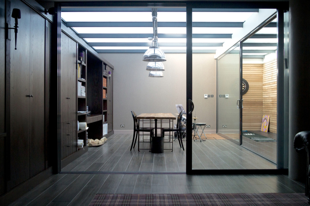 Idee per una veranda boho chic di medie dimensioni con pavimento con piastrelle in ceramica e soffitto in vetro