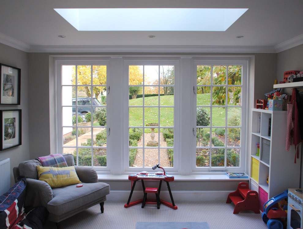 Пример оригинального дизайна: маленькая терраса в классическом стиле с ковровым покрытием, потолочным окном и бежевым полом для на участке и в саду