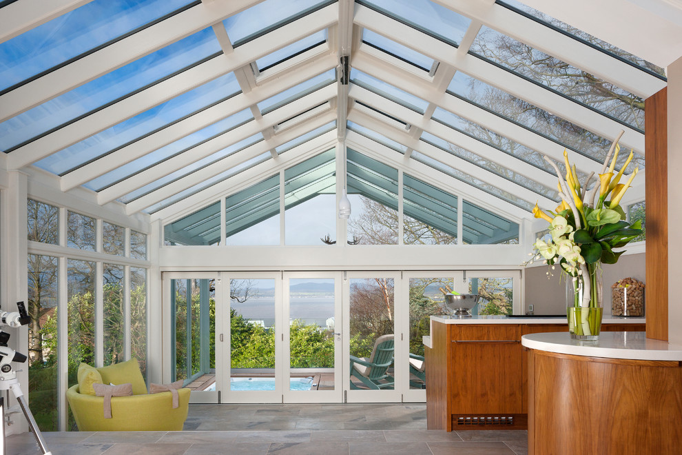 Idee per una grande veranda moderna con pavimento in travertino, pavimento grigio e soffitto in vetro