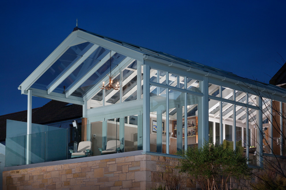 Idee per una grande veranda minimalista con pavimento in travertino, soffitto in vetro e pavimento grigio