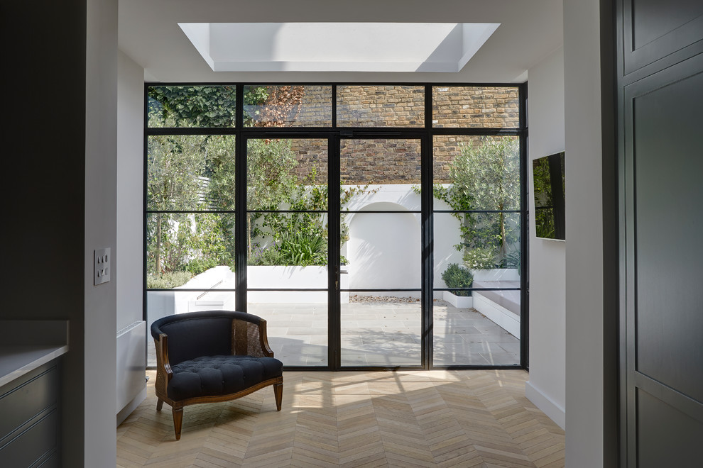 Idee per una veranda classica di medie dimensioni con parquet chiaro, lucernario e pavimento marrone