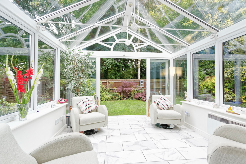 Idee per una veranda tradizionale con pavimento in marmo, soffitto in vetro e pavimento bianco