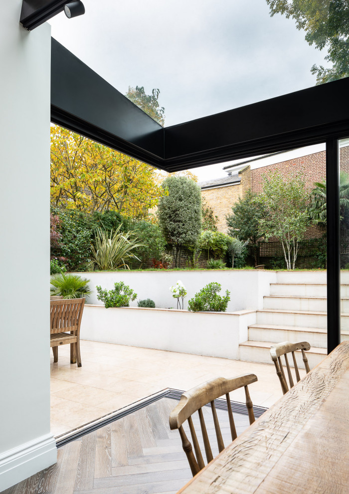 Immagine di una veranda minimal con parquet scuro
