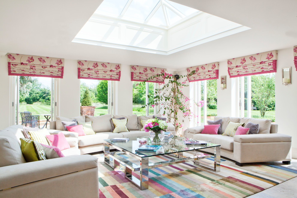 オックスフォードシャーにある高級な広いコンテンポラリースタイルのおしゃれなサンルーム (ライムストーンの床、天窓あり、グレーの床) の写真