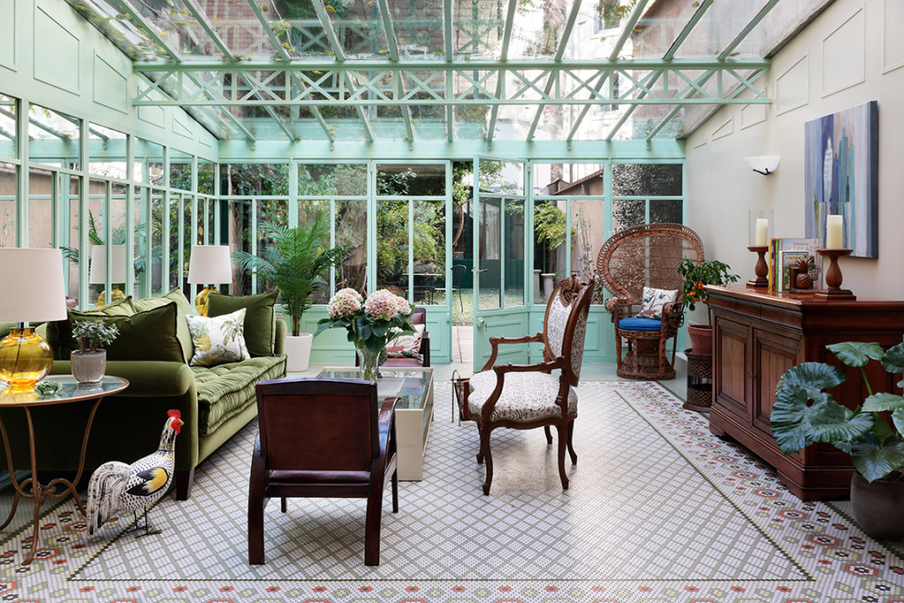 Ispirazione per una veranda bohémian con soffitto in vetro e pavimento multicolore