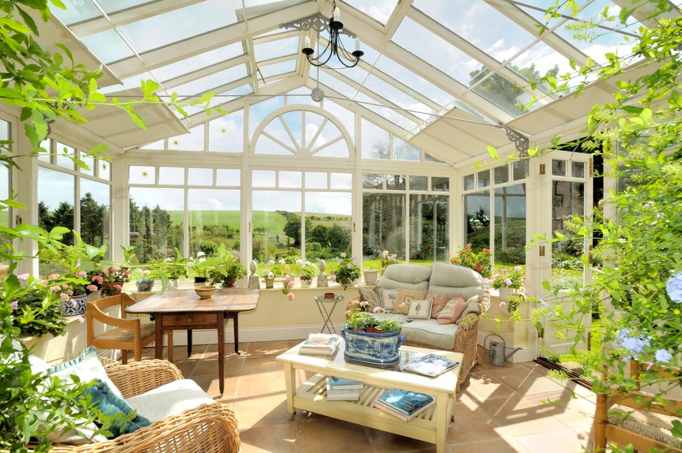 Immagine di una grande veranda classica con pavimento con piastrelle in ceramica e soffitto in vetro