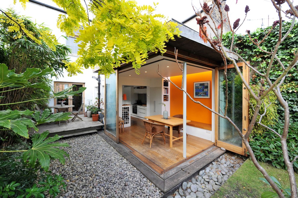 Diseño de galería actual pequeña con suelo de madera en tonos medios y techo estándar