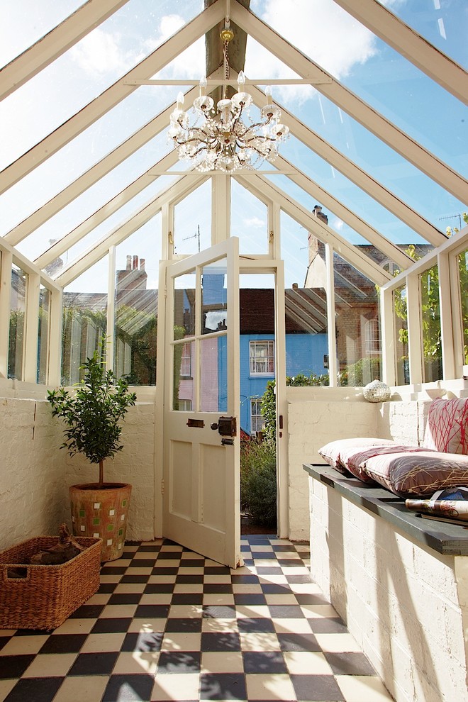 Immagine di una piccola veranda chic con soffitto in vetro e pavimento multicolore