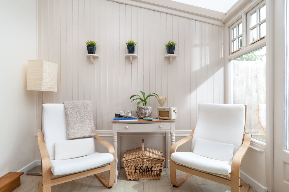 Idee per una piccola veranda bohémian con pavimento con piastrelle in ceramica, lucernario e pavimento beige