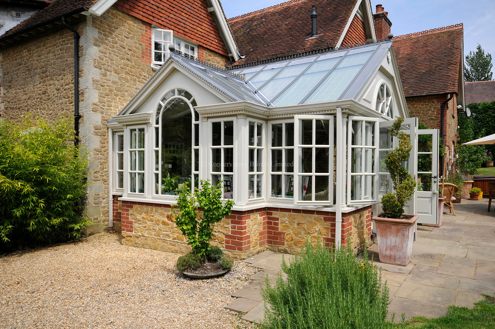 Immagine di una grande veranda tradizionale con soffitto in vetro