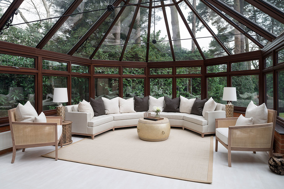 Пример оригинального дизайна: терраса в стиле неоклассика (современная классика) с стеклянным потолком и белым полом без камина