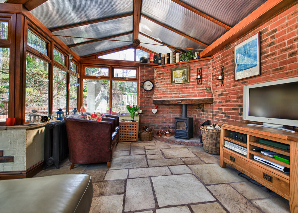 Foto di una veranda stile rurale di medie dimensioni con stufa a legna e pavimento marrone