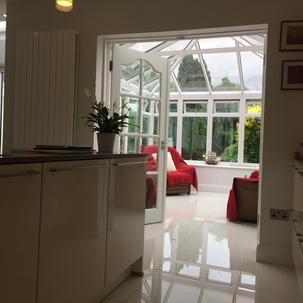 This is an example of a contemporary conservatory in Dublin.