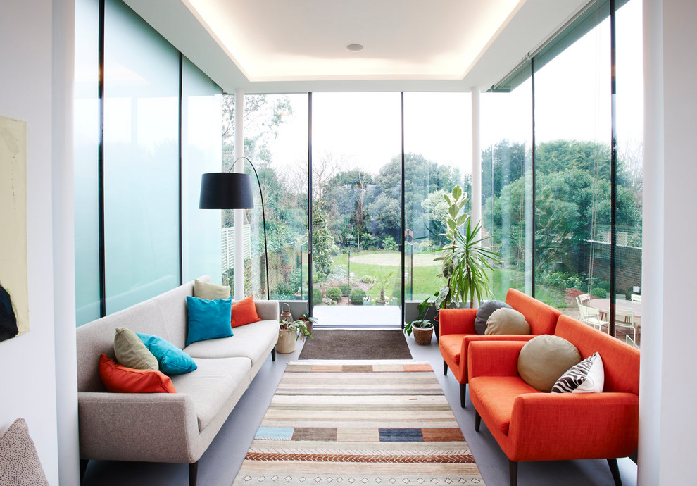 Foto di una veranda design con soffitto classico e pavimento grigio