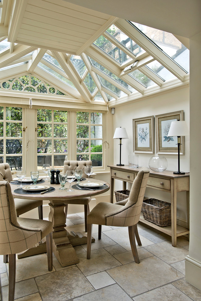 Ispirazione per una veranda tradizionale di medie dimensioni con soffitto in vetro