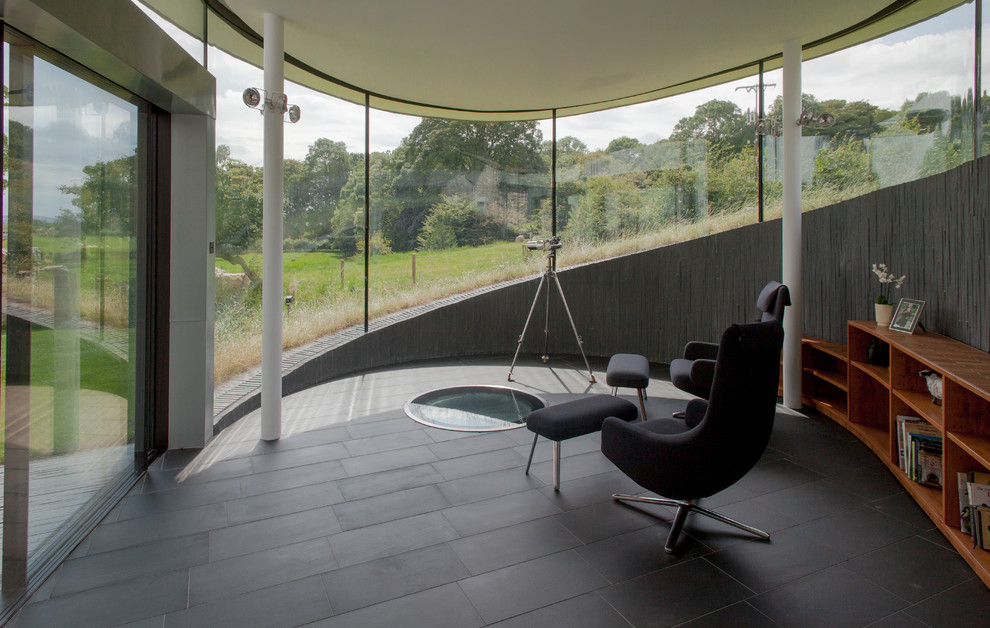 Ispirazione per una veranda minimalista con nessun camino, soffitto classico e pavimento nero