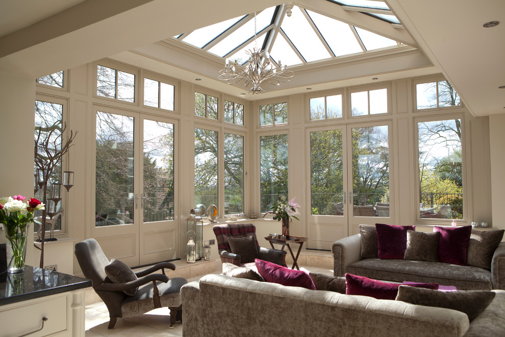 Стильный дизайн: большая терраса в классическом стиле с полом из известняка и стеклянным потолком без камина - последний тренд