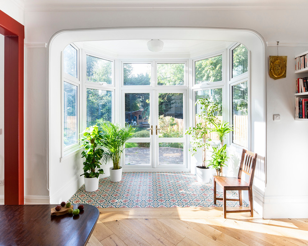 Ispirazione per una veranda contemporanea con pavimento con piastrelle in ceramica, soffitto classico e pavimento multicolore