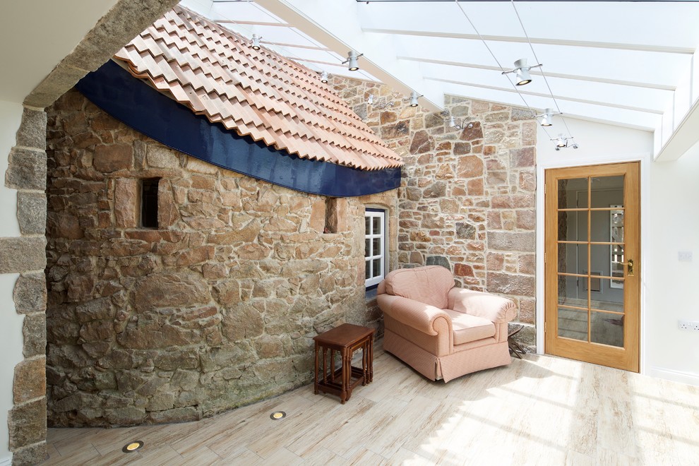 На фото: терраса в средиземноморском стиле с потолочным окном и бежевым полом с