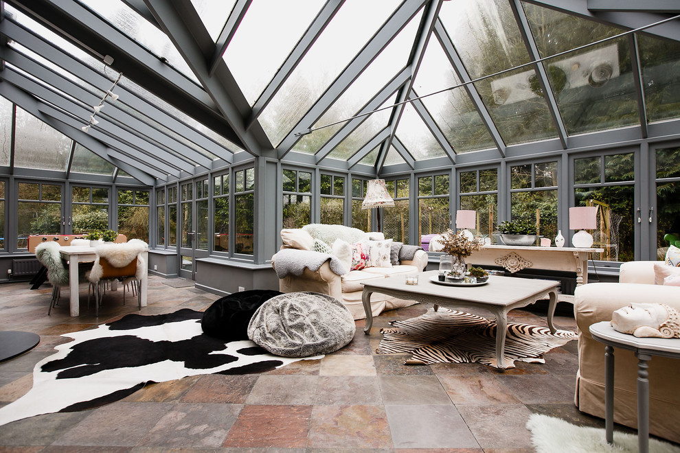 Idee per una veranda eclettica con soffitto in vetro