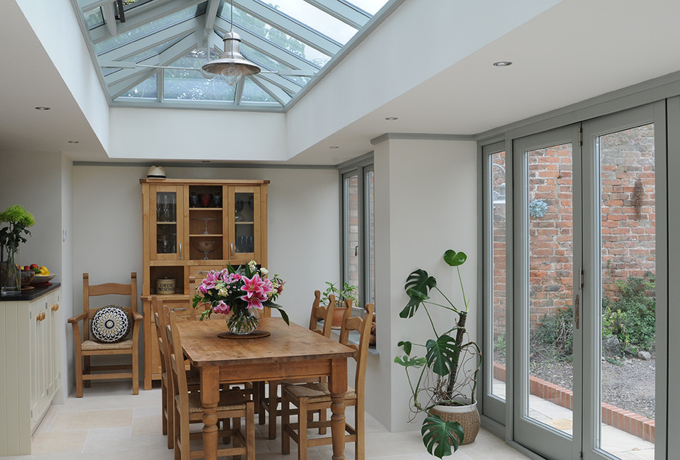 Ejemplo de galería de estilo de casa de campo con techo de vidrio y suelo beige